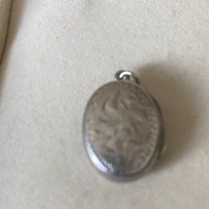 VINTAGE     STERLING  SILVER  LOCKET
